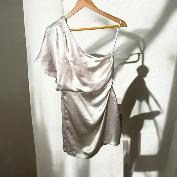 NWT DYNAMITE ONE SHOULDER SATIN MINI DRESS
POLISHED PEARL S - Picture 4 of 8